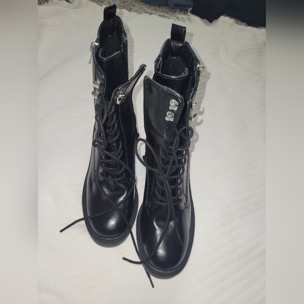 NWOB. Womens Mia Combat Boots